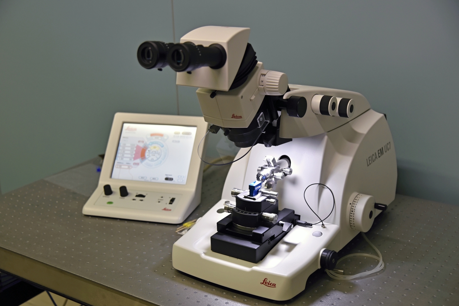Ultramicrotom for samples preparation for Electron Microscopy and AFM Leica EM UC7 VUT CEITEC